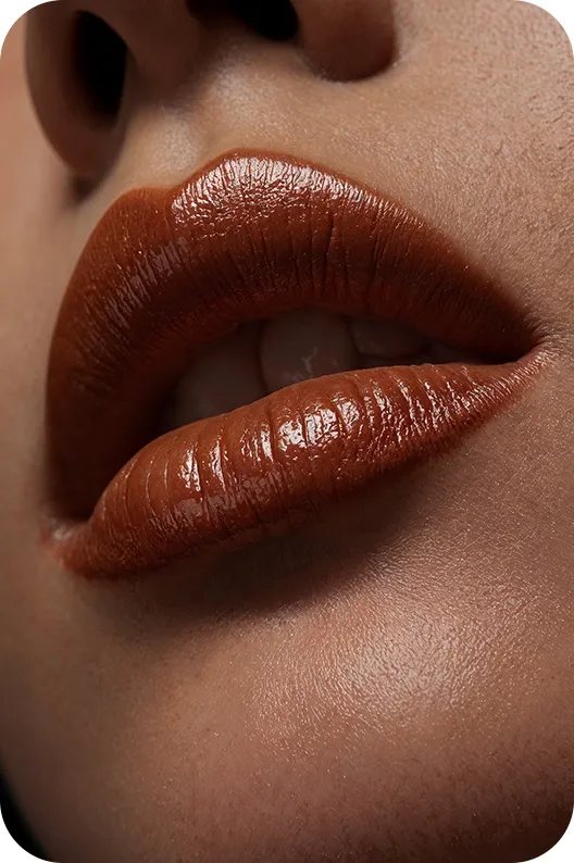 Primer plano de unos labios perfilados